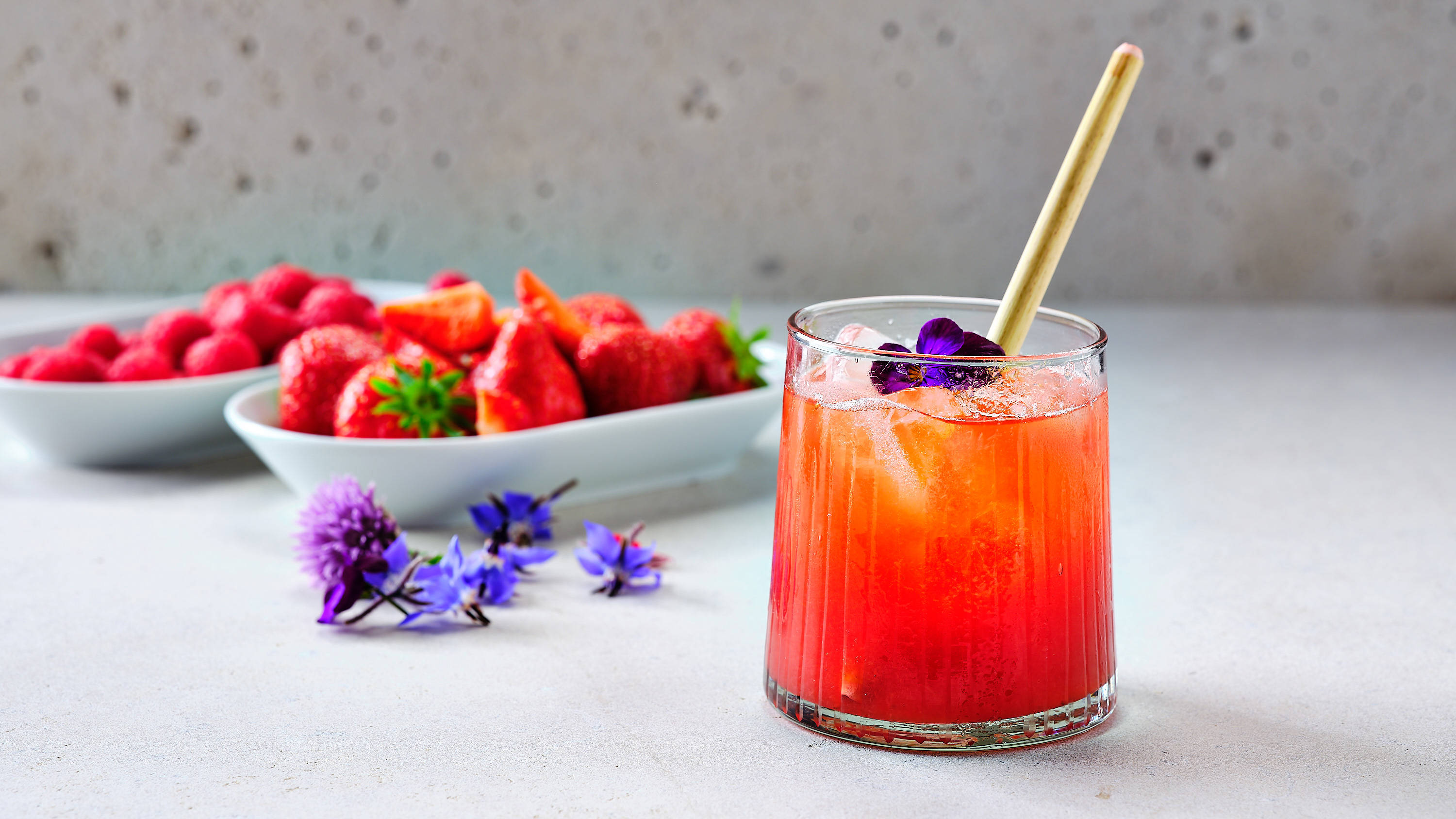 Invigorating_and_delicious:_rhubarb_raspberry_lemonade
