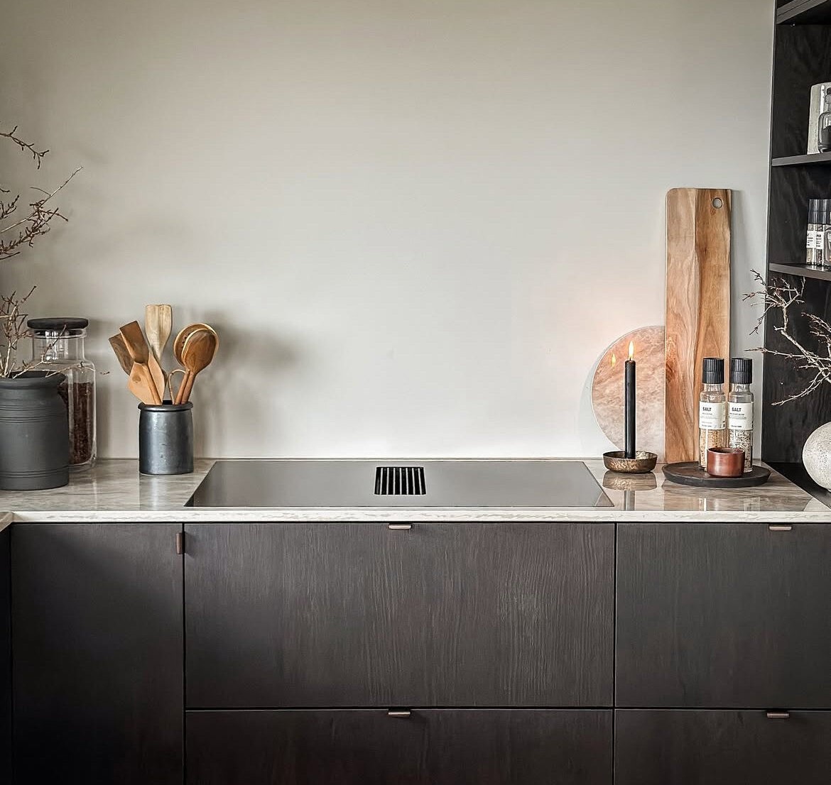 Novy Easy kookplaat met afzuiging in keuken warme stijl