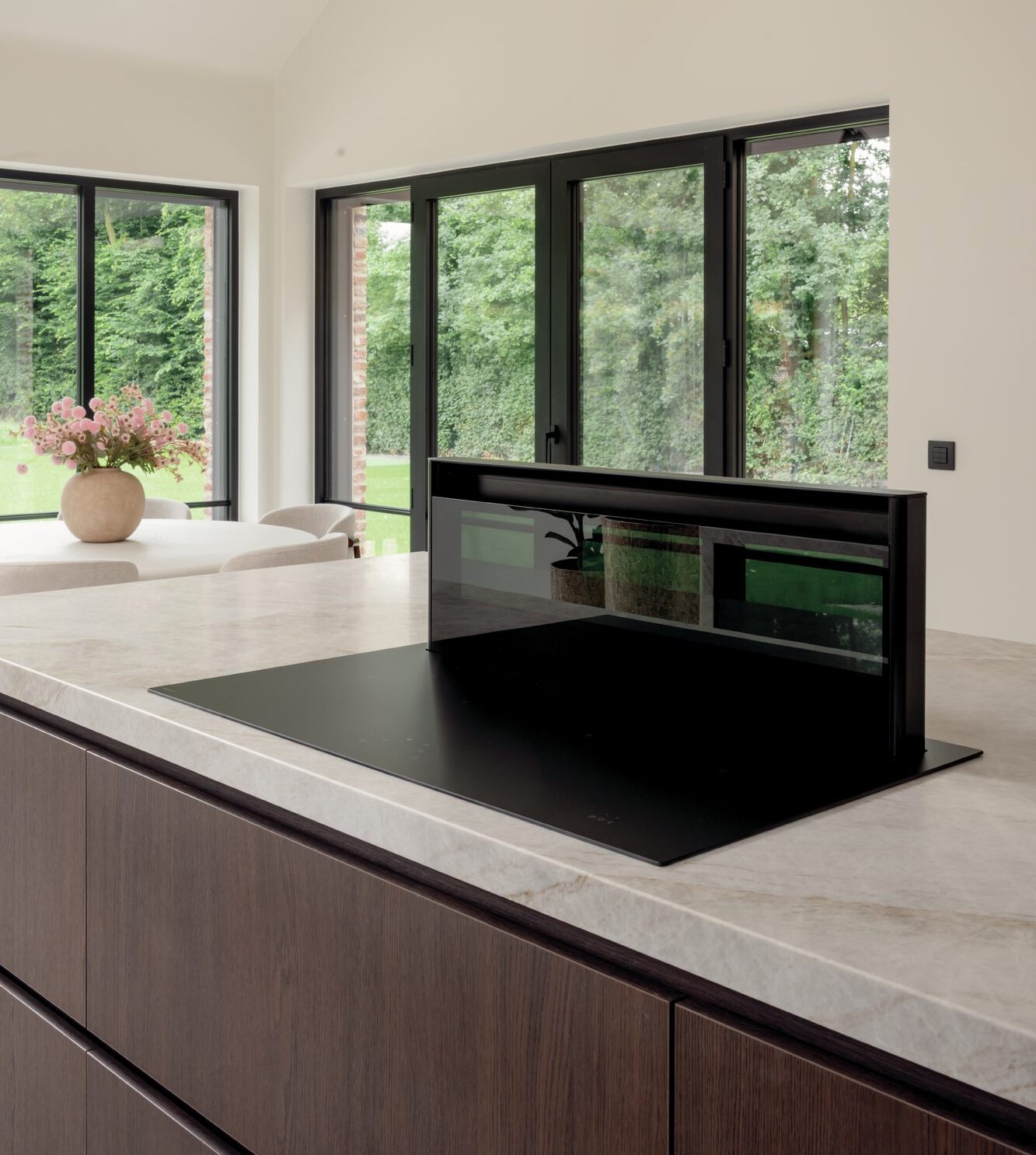 Novy Panorama Matte Line dampkap in keuken met donker hout